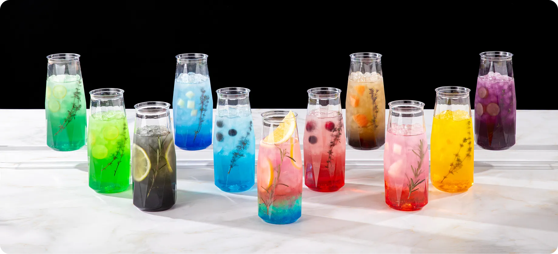 世界観を彩るオリジナルのドリンクとスイーツをご用意!