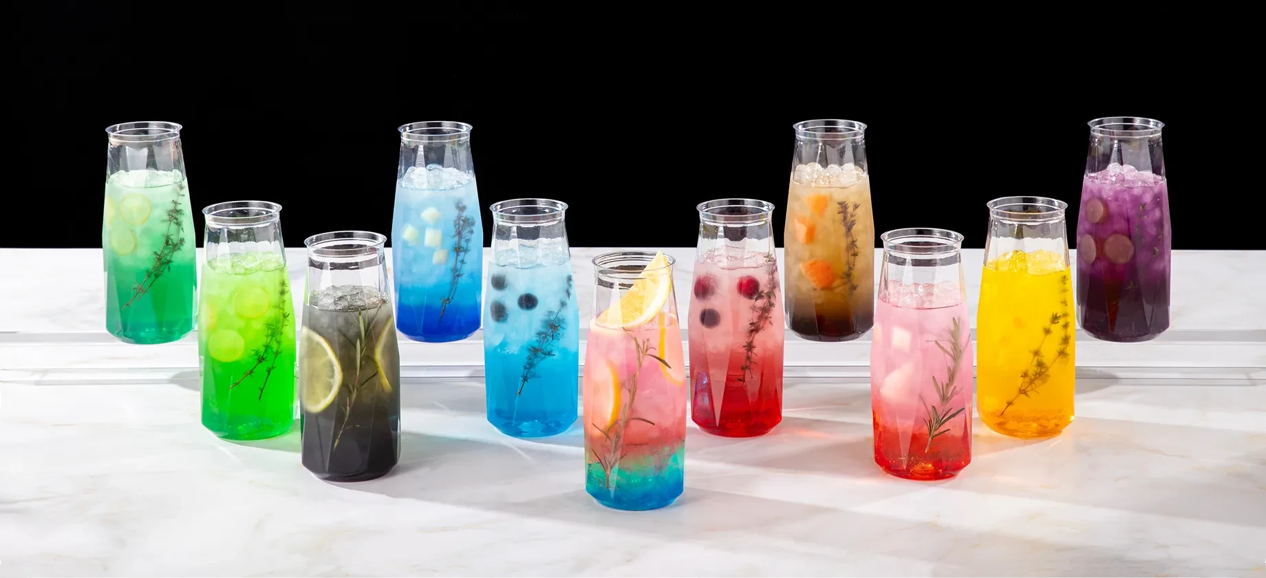 世界観を彩るオリジナルのドリンクとスイーツをご用意!